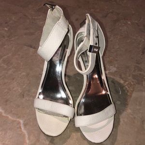 White Jennifer Lopez shoes size 9 heel size 4